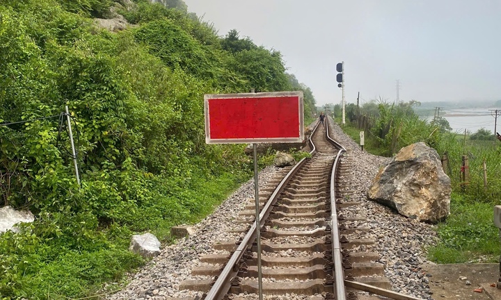 3 tảng đá 'khủng' rơi xuống làm đường sắt xê dịch, tàu hỏa Bắc - Nam ách tắc