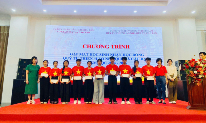 Trao học bổng ‘Lão Nhà Quê và Các bạn’ tới học sinh nghèo Điện Biên