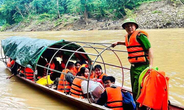 Đường bị lũ cuốn trôi, gian nan cảnh học sinh vượt ghềnh đá đi khai giảng