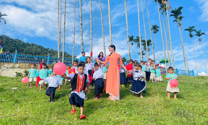 Cô giáo gây 'bão mạng' trở lại Tắk Pổ, tái hiện hình ảnh bình dị ngày khai giảng