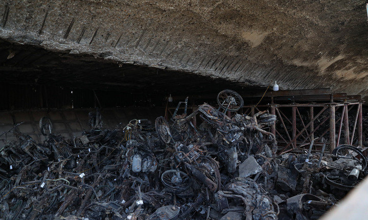 Hà Nội: Cầu Vĩnh Tuy được chống đỡ bằng trụ sắt sau vụ cháy bãi xe dưới gầm