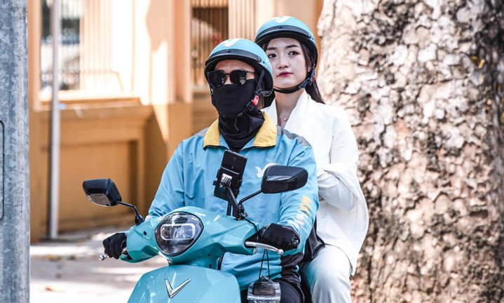 Hà Nội nắng rát giữa mùa thu, người dân ra đường cứ ngỡ đang chính hè