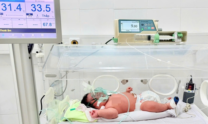 Bé trai chào đời nặng 6,2 kg 