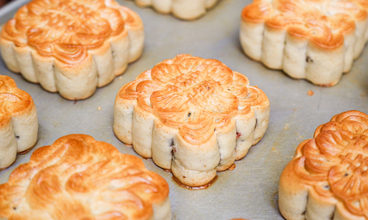 Cận cảnh sản xuất bánh trung thu truyền thống hút khách ngay đầu mùa