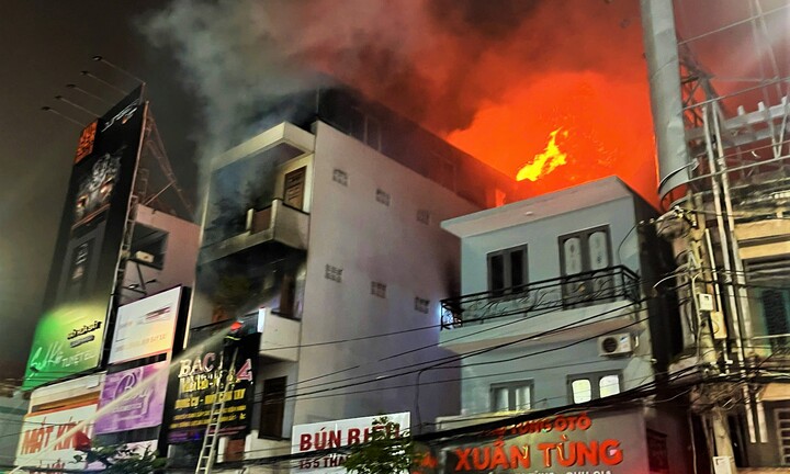 Cháy dữ dội ở căn nhà 4 tầng trung tâm Nha Trang