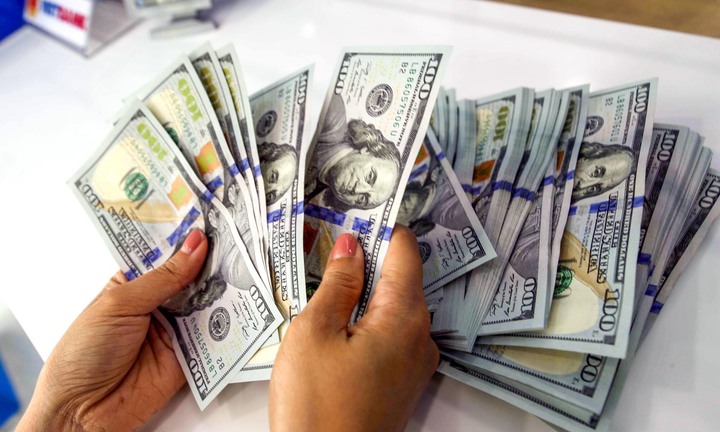 Giá USD lần đầu tiên vượt 27.000 đồng/USD