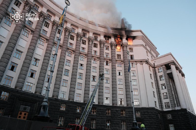 Tòa nhà chính phủ Ukraine bốc cháy dữ dội, nghi bị drone Nga tấn công