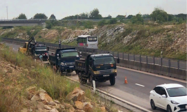 Đất cát tiếp tục tràn xuống cao tốc Vĩnh Hảo - Phan Thiết, cản trở một làn xe