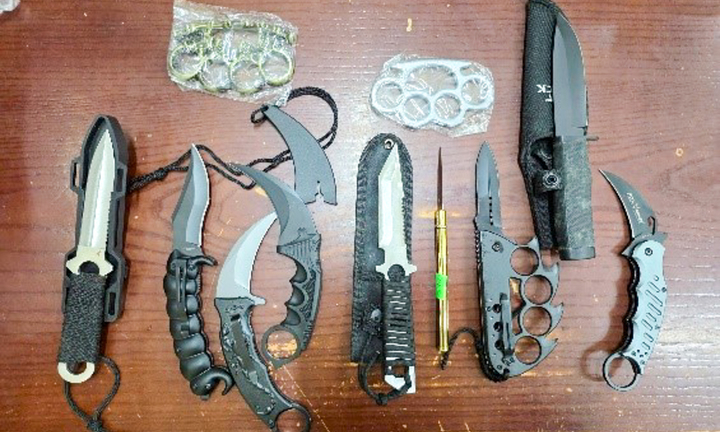 Phá đường dây bán vũ khí qua mạng, thu giữ gần 700 dao, gậy, súng điện