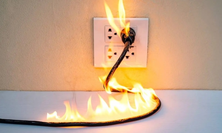 4 nguyên nhân khiến đồ điện gia dụng tự bốc cháy