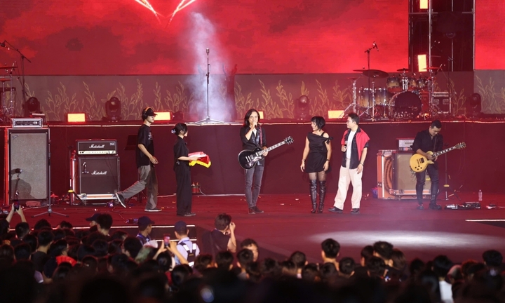 Ngũ Cung hát 'Cô đôi thượng ngàn', Bức Tường tri ân Trần Lập ở rock concert