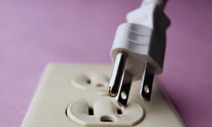 Vì sao một số phích cắm điện có ba chấu?
