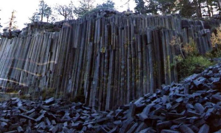 Núi đá Trung Quốc chứa 'ống nước' kì dị như dấu vết ngoài hành tinh