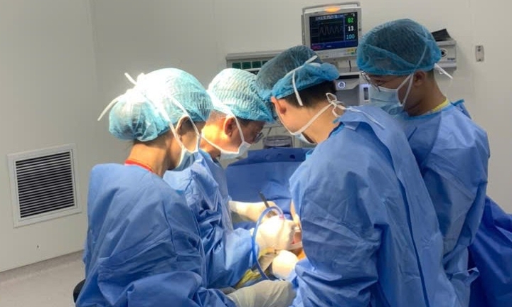 Lấy sỏi mật cho người đàn ông có tim bên phải, phủ tạng đảo ngược