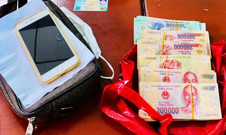 Bà lão mang 120 triệu đồng đến trụ sở công an để nhờ chuyển cho ‘công an dỏm’