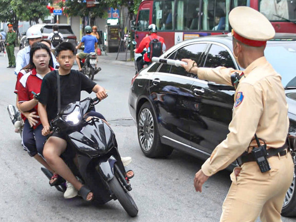 Bị CSGT xử lý, nhiều học sinh nói không đội mũ bảo hiểm vì nhà gần, sợ hỏng tóc