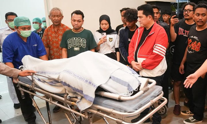 Cổ động viên Indonesia qua đời giữa trận đấu
