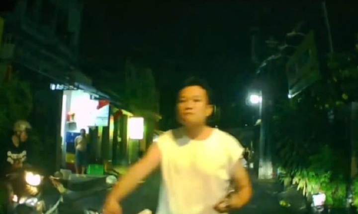 Người đàn ông chạy xe máy chặn đầu ô tô, khiêu khích tài xế ở TP.HCM