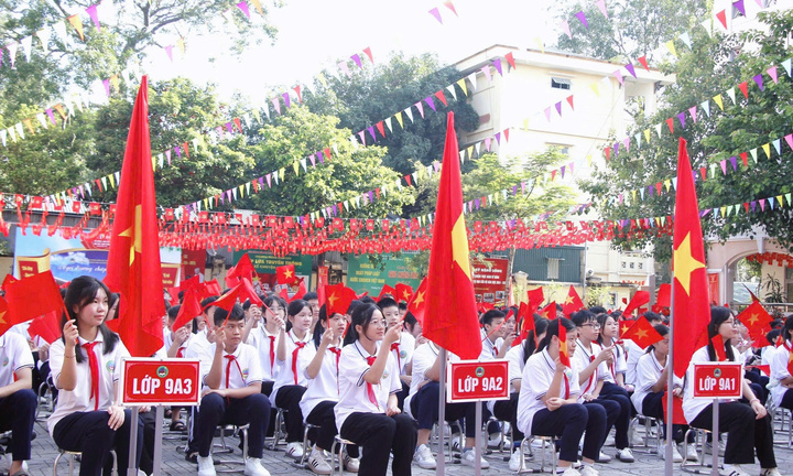Thu tiền học sinh sai quy định, giáo viên bị xử phạt thế nào?