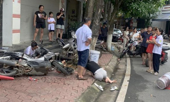 Bé trai 7 tuổi vặn tay ga xe máy, tử vong thương tâm