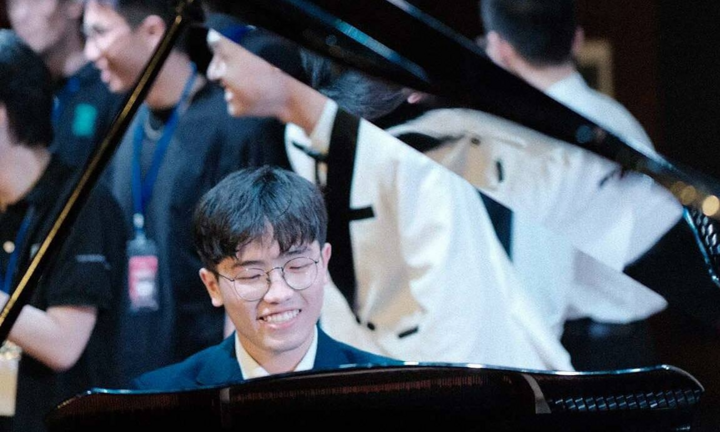 Dân mạng rần rần với tân bác sĩ nội trú điển trai, biết chơi piano