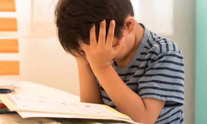 Cậu bé 11 tuổi lên cơn co giật, suýt chết sau 14 tiếng làm bài tập về nhà