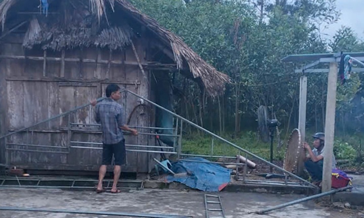 Nam thanh niên ở Hà Tĩnh bị sét đánh chết khi xem điện thoại trong nhà