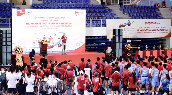 Gần 600 'chiến binh bầu trời' Vietjet tranh tài thể thao vì môi trường biển