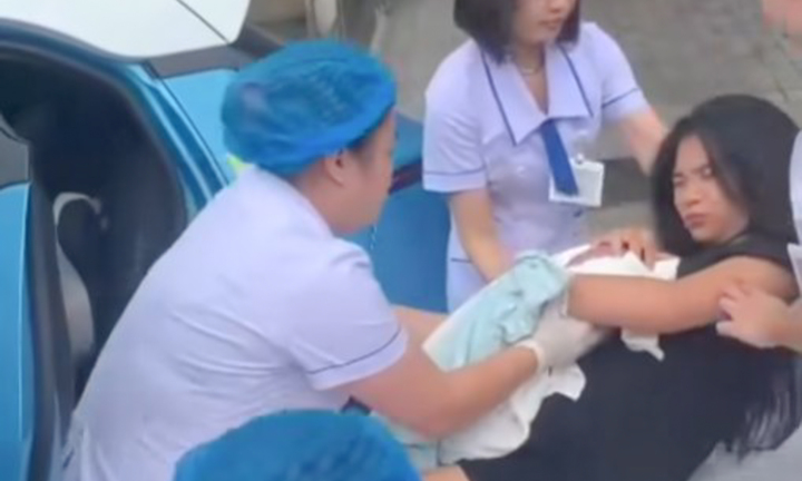 Chồng đỡ đẻ cho vợ trong taxi trên phố Hà Nội