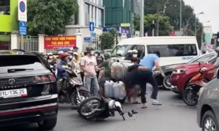 Thanh niên lái xe Volkswagen đánh ông lão giữa trung tâm TP.HCM gây phẫn nộ