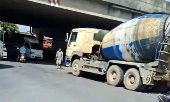 Điều tra vụ nữ sinh lớp 10 tử vong sau va chạm với xe bồn ở Hà Nội