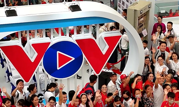 Dòng người nối dài tham gia trải nghiệm VR 