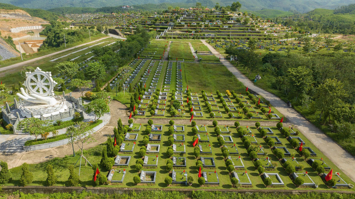 Đổ xô đi mua đất cho 'người âm' để làm...quà tặng