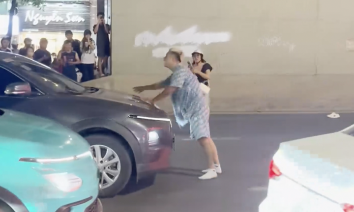 Nam thanh niên lao ra đường chặn đầu ô tô, đánh tài xế xe máy ở Hà Nội