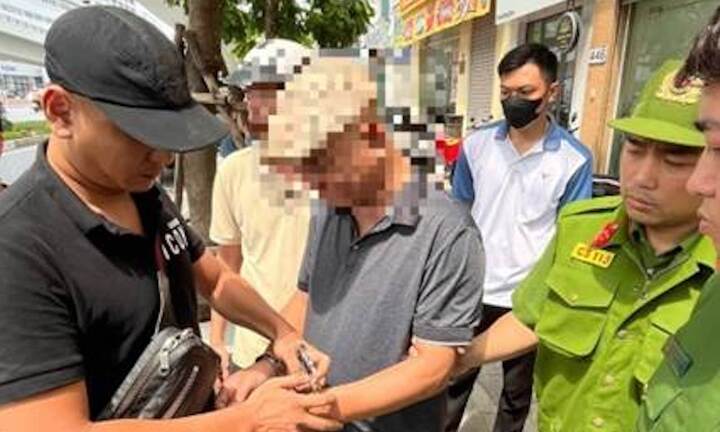 Cầm tuýp sắt đuổi đánh người dân sau va chạm giao thông ở Hà Nội