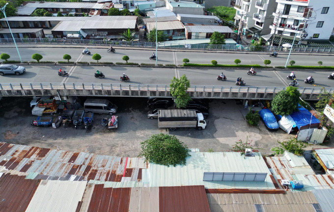 Loạt gầm cầu ở TP.HCM thành nhà tiền chế, bãi giữ xe