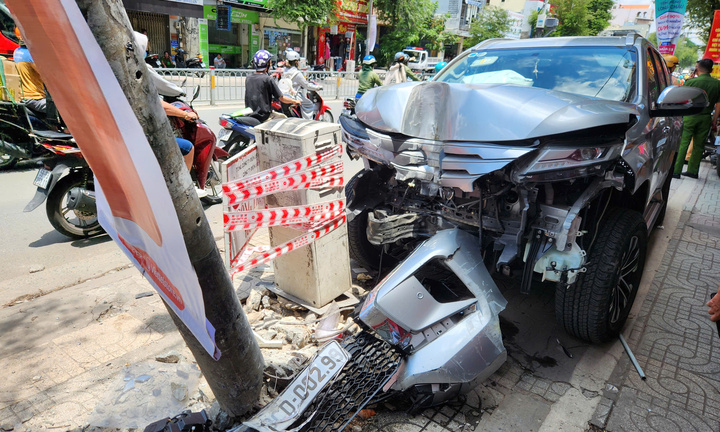 Ô tô 7 chỗ tông xe máy rồi đâm gãy trụ điện, 3 người bị thương