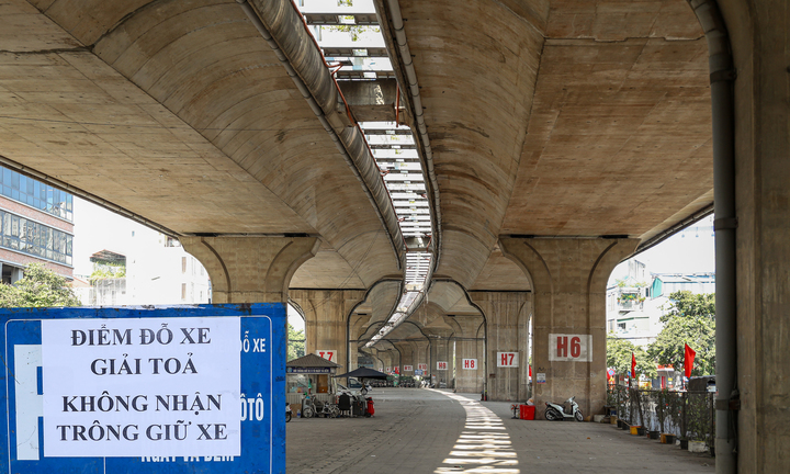 Loạt bãi xe dưới gầm cầu Vĩnh Tuy treo biển 'giải tỏa' sau vụ cháy 500 xe máy