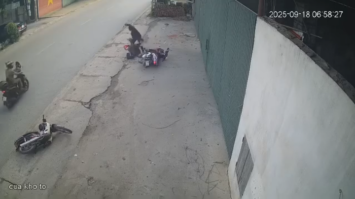 Người phụ nữ bị bạn trai chém gục giữa đường