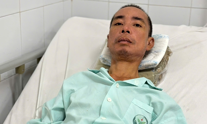 Người đàn ông suy thận 16 năm gãy chân giữa lúc nhà khánh kiệt