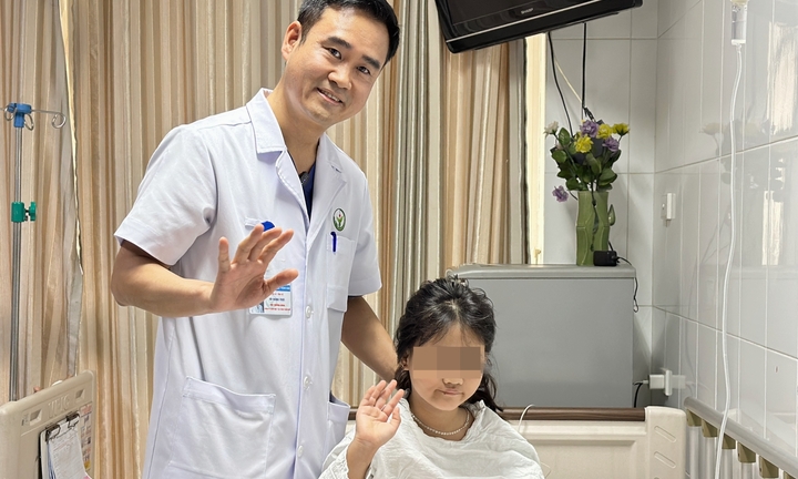 Tuổi thơ không thể đứng dậy và kỳ tích hồi sinh của bé gái mắc viêm xương