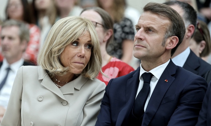 Tổng thống Pháp nộp bằng chứng vợ không phải đàn ông