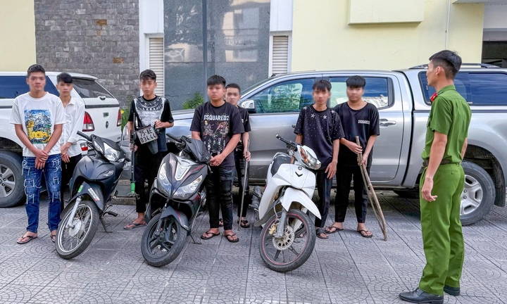 Nhóm 7 thiếu niên côn đồ mang gậy sắt ra đường đánh người, cướp xe