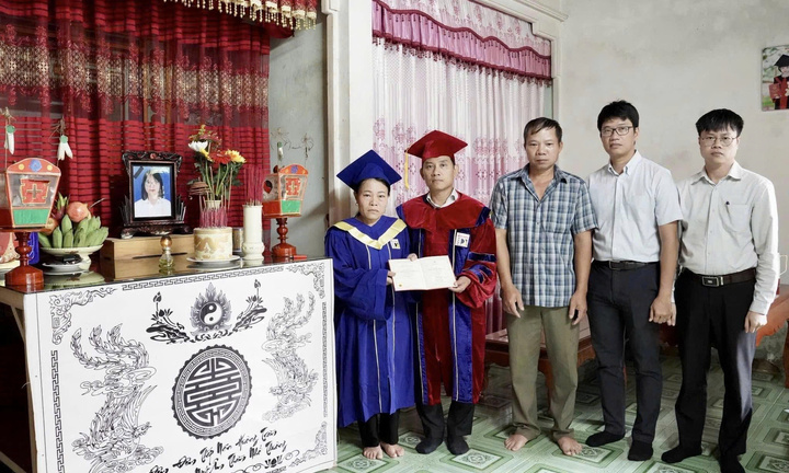 Mẹ nghẹn ngào khoác áo cử nhân nhận bằng tốt nghiệp thay con gái vừa qua đời