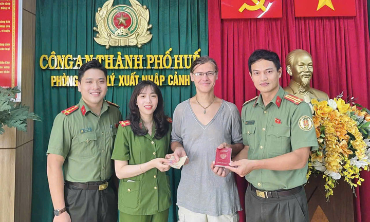 Trước giờ xuất cảnh, du khách Nga được Công an Huế trả tiền, hộ chiếu đánh rơi 