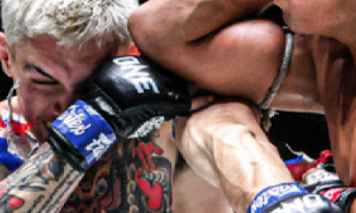 Đấm trượt đối thủ, võ sĩ muay Thái gục ngã trên sàn đấu