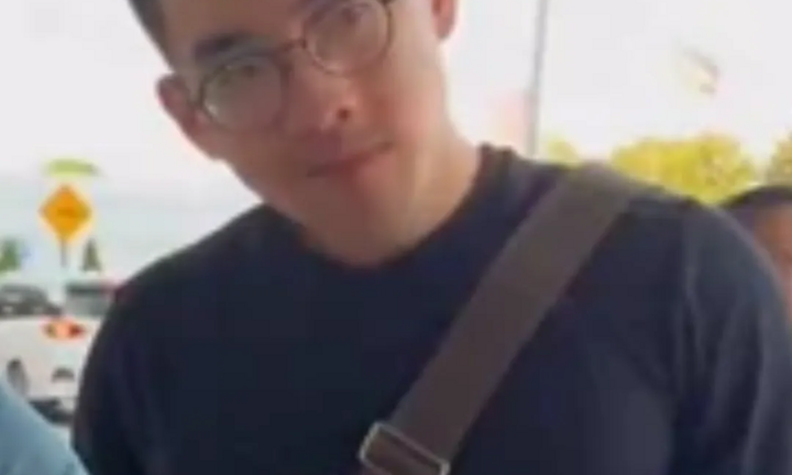 'Vượt ải' 5,5 kg sầu riêng tại sân bay, hài hước và ngoạn mục