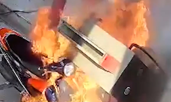 Lùi ô tô húc đỗ trụ bơm xăng gây cháy dữ dội, nhân viên hoảng hốt tháo chạy