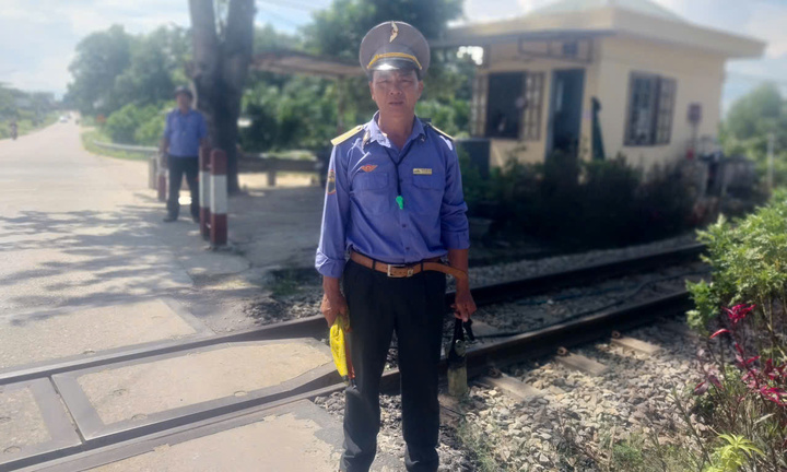 Nhân viên đường sắt lao mình cứu người trước mũi tàu hoả