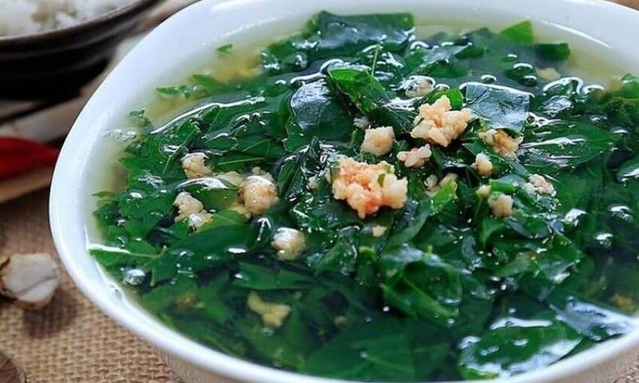 Tại sao nên vò rau ngót trước khi nấu?